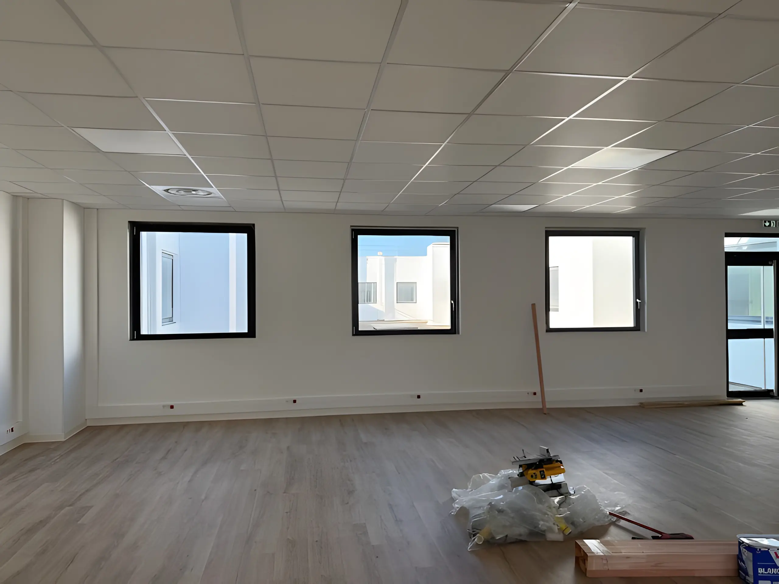 Plateau de bureaux avec une rangée de fenêtres aluminium noires